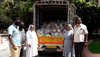 Indische Don Bosco Schwestern vor LKW mit Lebensmittelpaketen