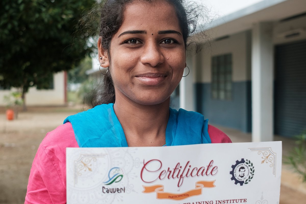 Indien: junge Frau mit Solar-Zertifikat