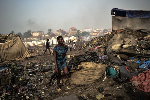 Sierra Leone: Ein Mädchen in den Slums