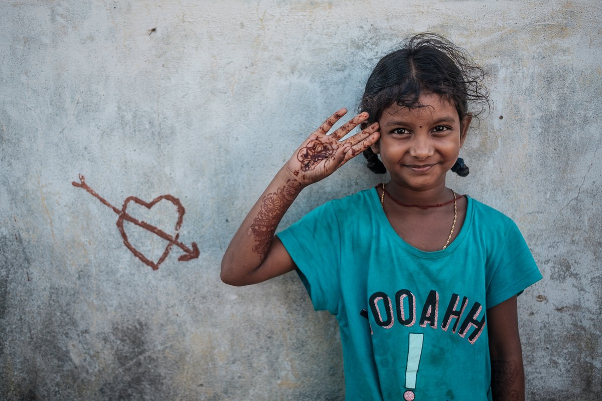 Indien: Mädchen vor einer Wand