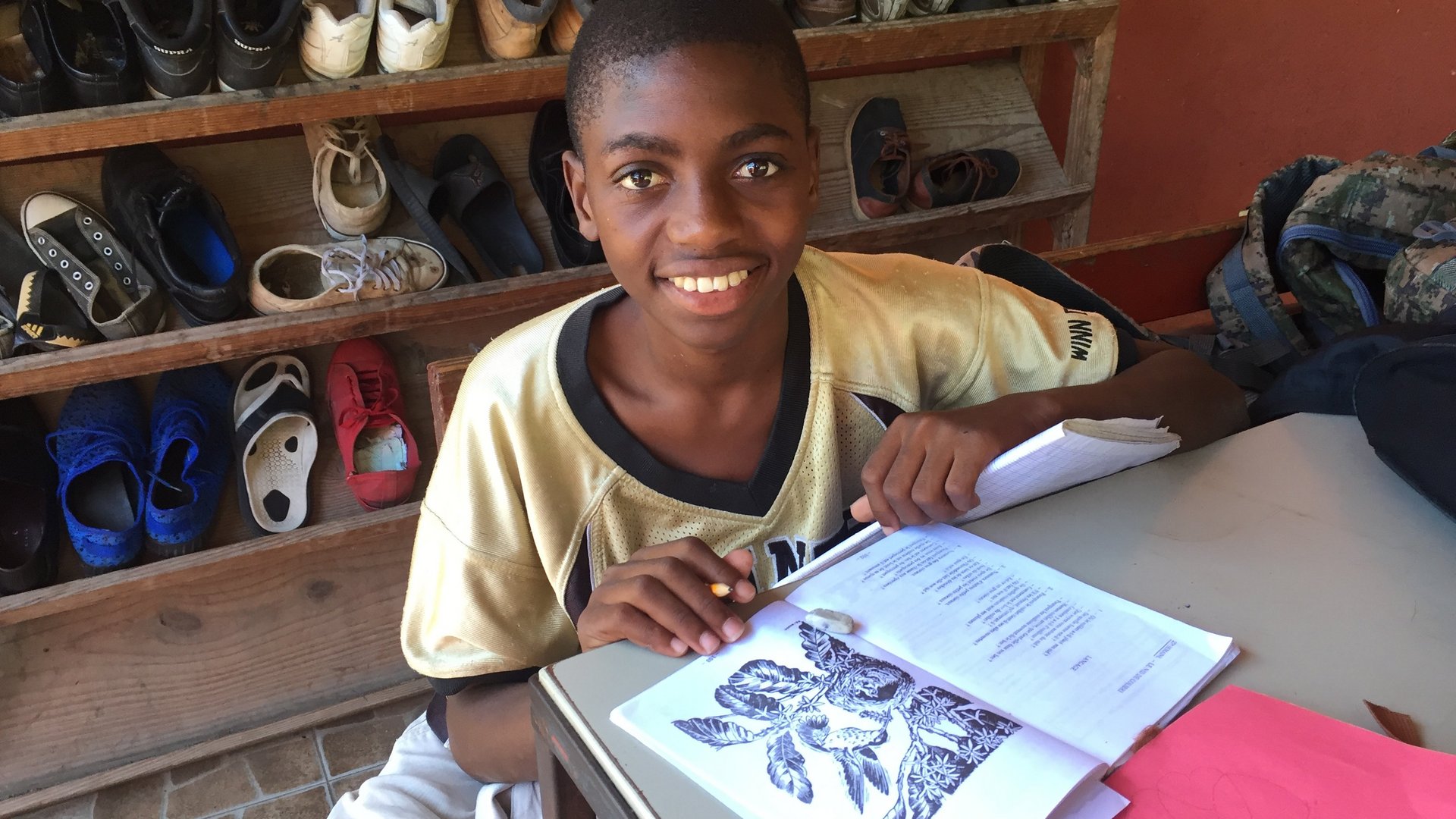 Haiti: lernendes Straßenkind