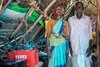 Indien: älteres Paar mit Solaranlage