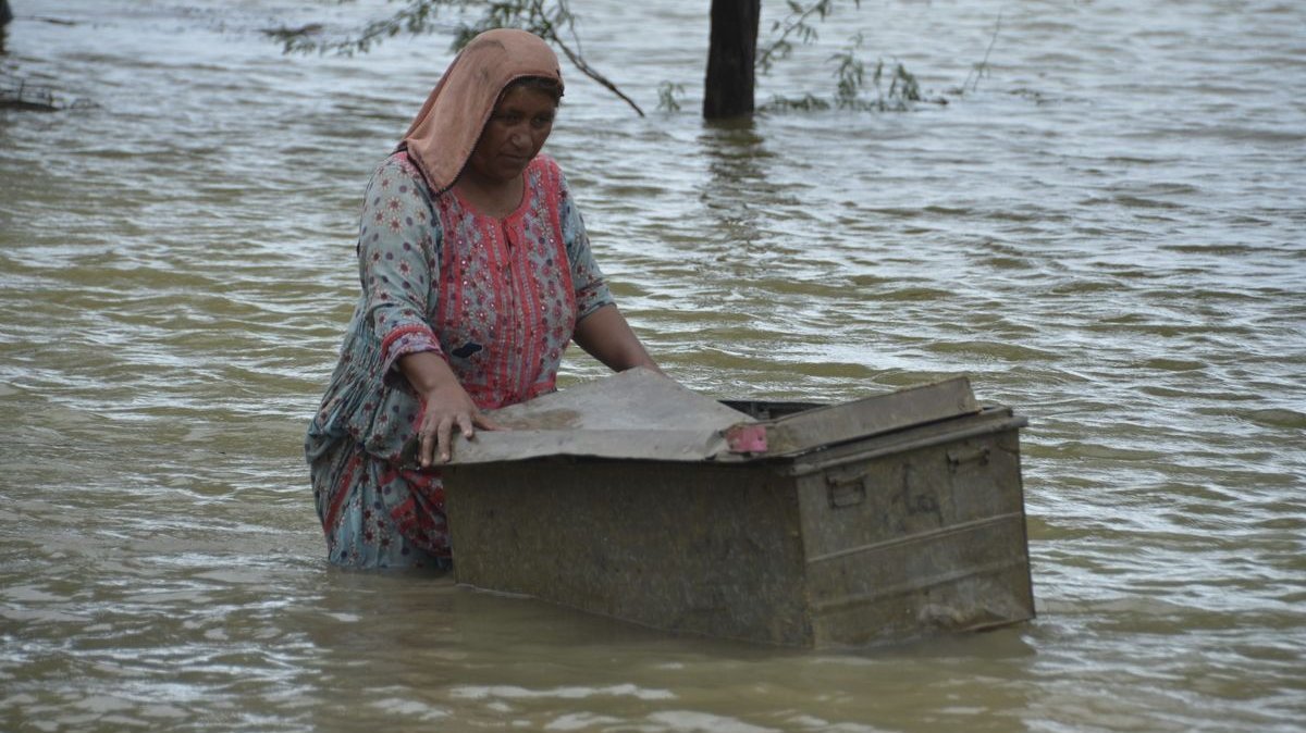 Pakistan: Frau in Wassermassen