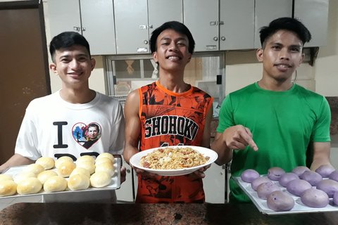 Philippinen: Drei Jungs mit Backwaren fuer Notleidende