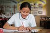Indien: Mädchen beim Schreiben