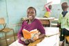 Cover Weltwerker: Afrikanisches Mädchen beim Lernen