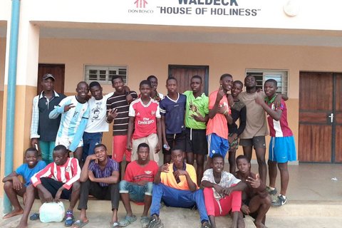 Sierra Leone: Jungsgruppe vor ihrem Wohnhaus