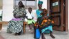 Südsudan: Frauen und Kinder vor einer Don Bosco Krankenstation