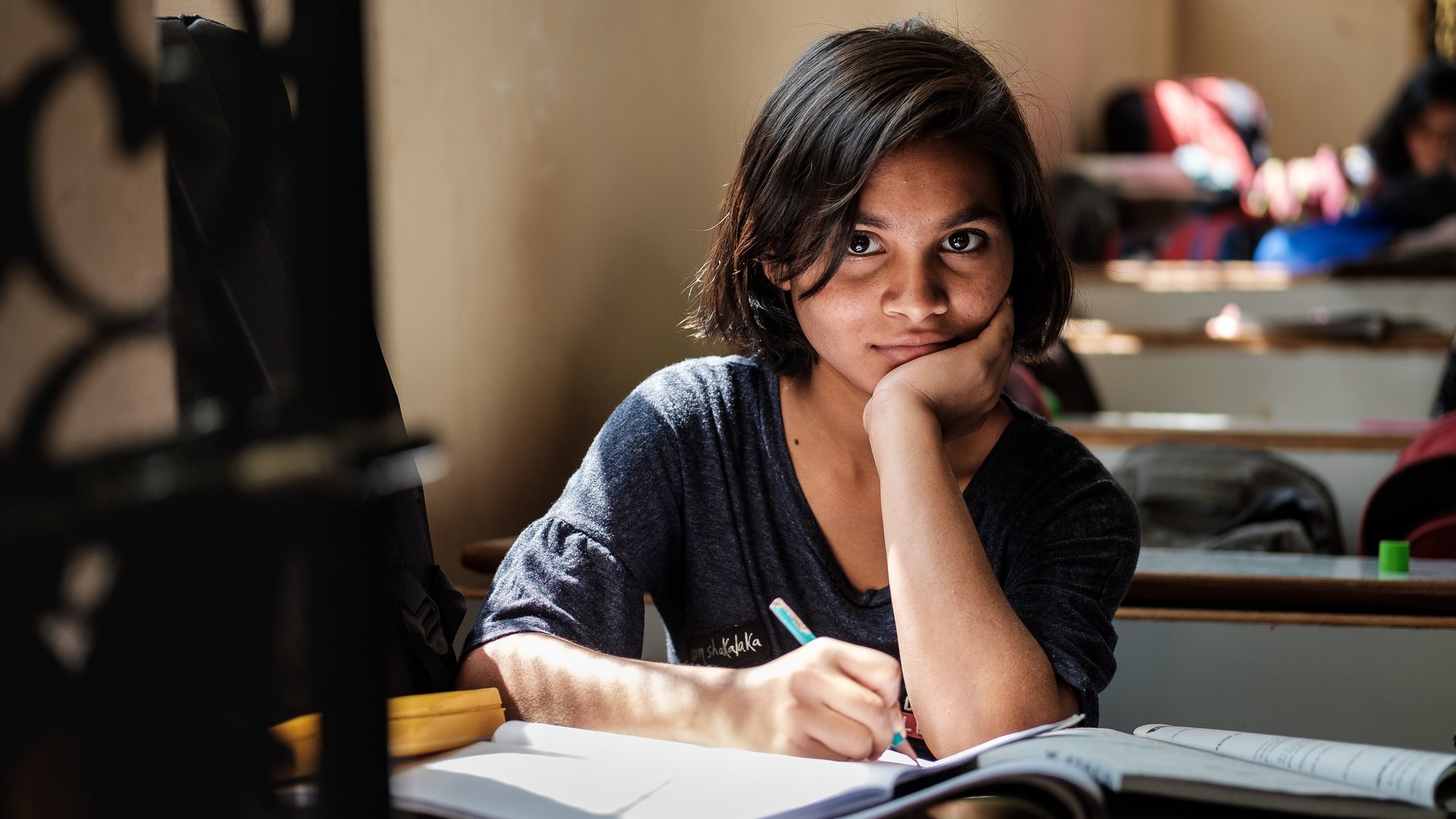 Indien: lernendes Mädchen