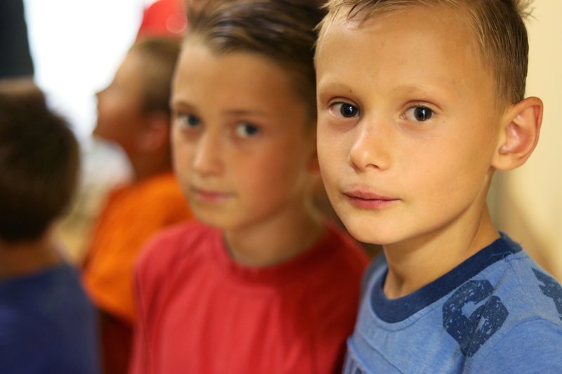 Ukraine: Zwei Jungen schauen in die Kamera Ukraine: Zwei Jungen schauen in die Kamera