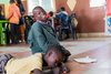 Sambia: auf dem Boden sitzender Junge