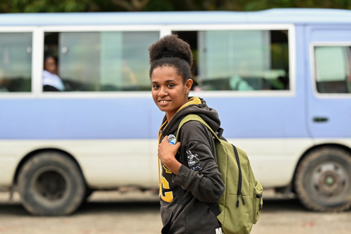  Papua-Neuguinea: Joyce vorm Schulbus