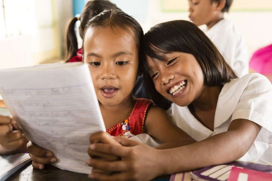 Philippinen: lesende Mädchen