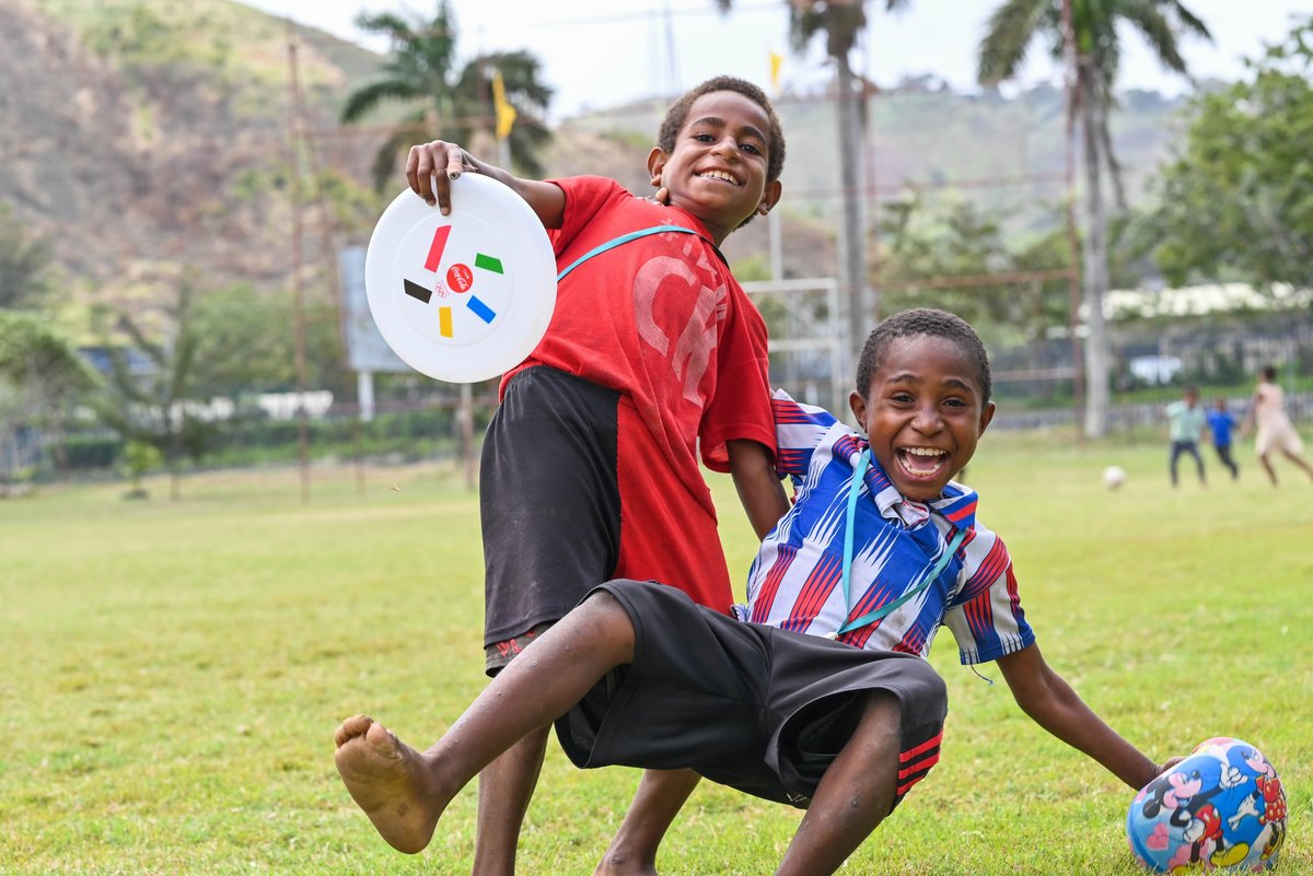 Papua-Neuguinea: Jungen beim Frisbee spielen