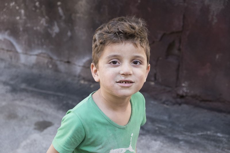 Syrien: Kind blickt in die Kamera