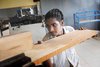 Sri Lanka: Schreiner-Azubi an Schleifmaschine