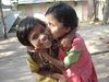 Indien: sich neckende Maedchen