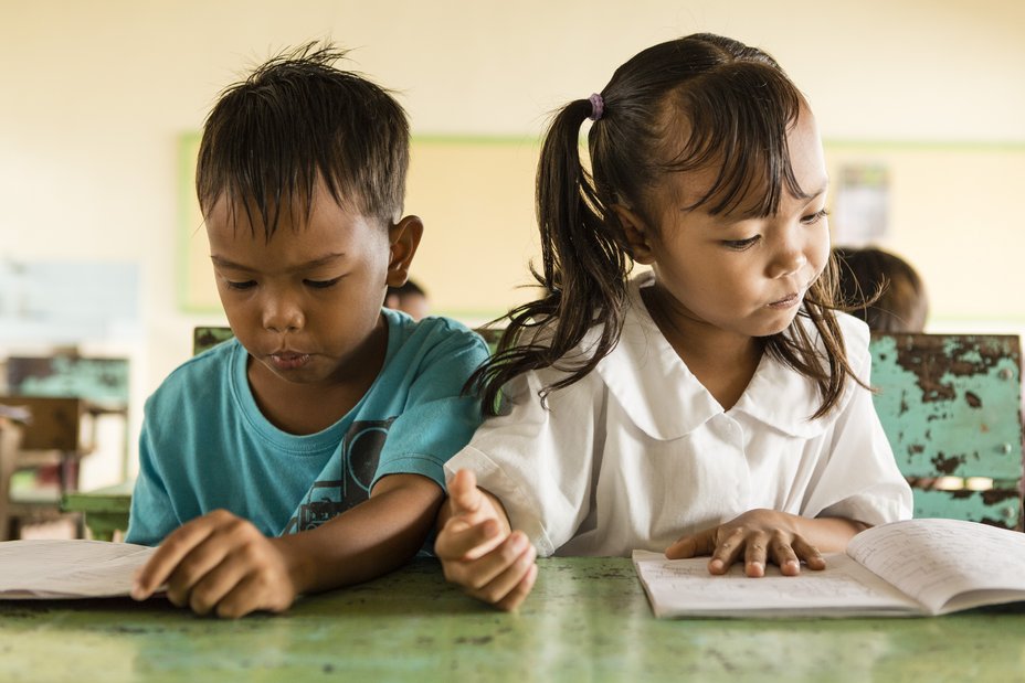 philippinische Schulkinder beim Lesen