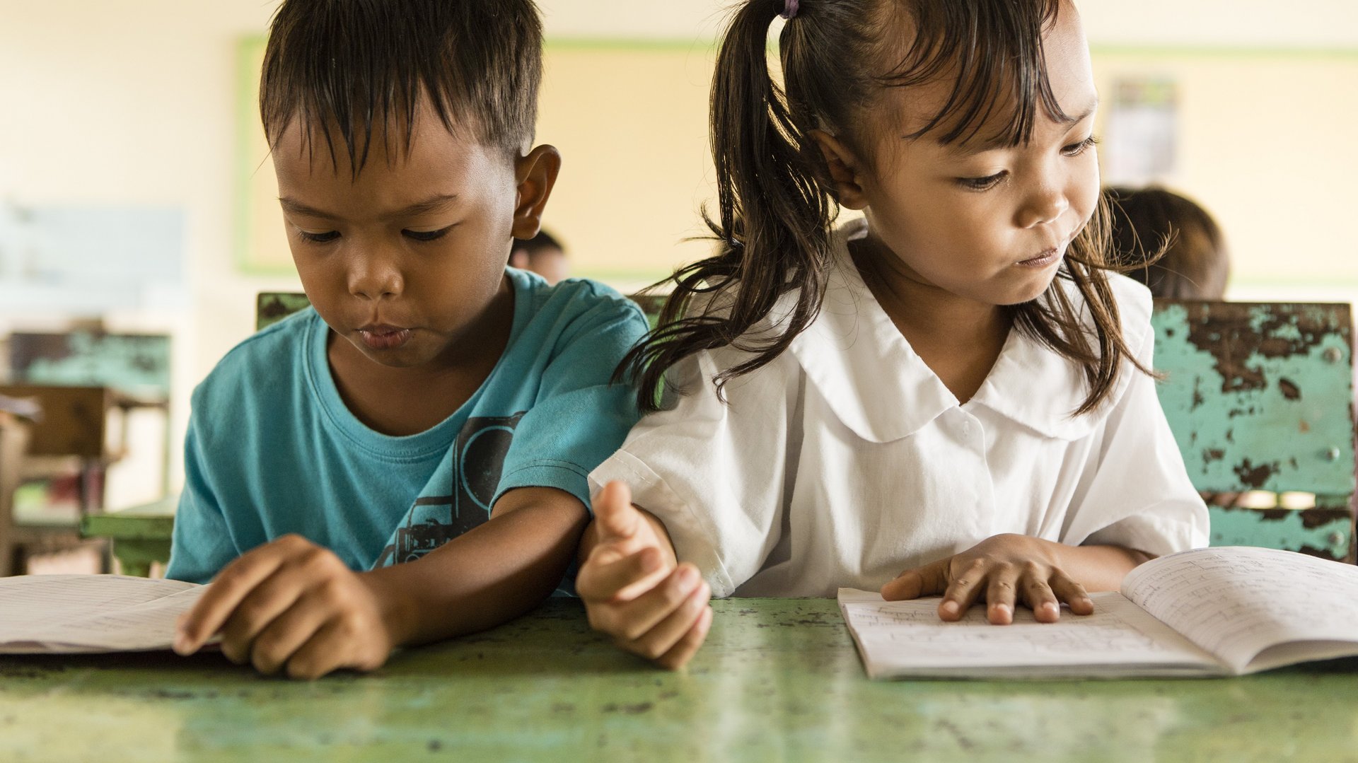philippinische Schulkinder beim Lesen