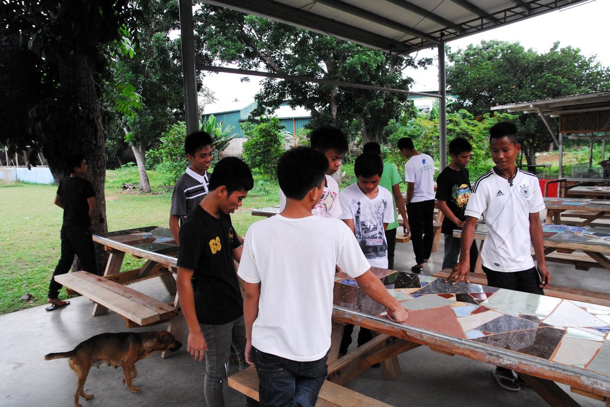 Philippinen: Schreiner-Azubis an Picknicktisch