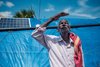 Indien: Alter Mann mit Solaranlage