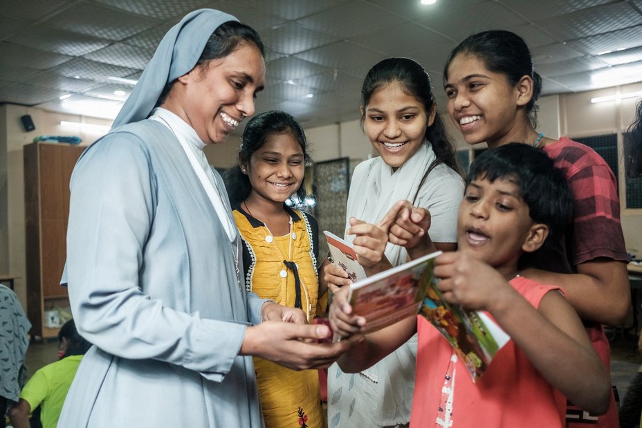 Indien: Don Bosco Schwester mit Schützlingen
