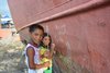 Philippinen: Kinder an einem Schiffswrack