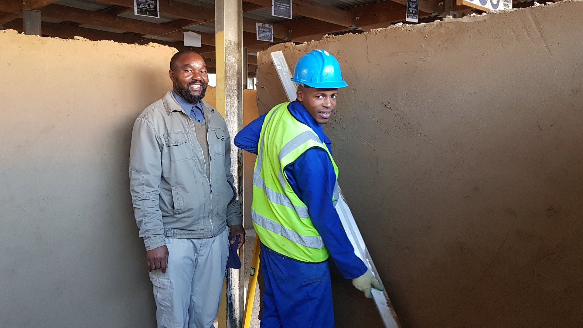 Südafrika: Auszubildender im Baugewerbe