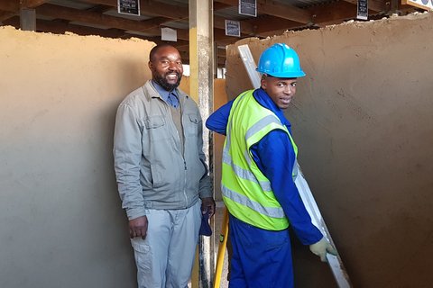 Südafrika: Auszubildender im Baugewerbe