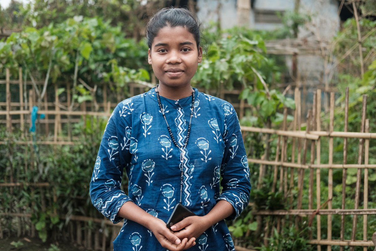 Indien: Tochter einer Teearbeiter-Familie in Assam