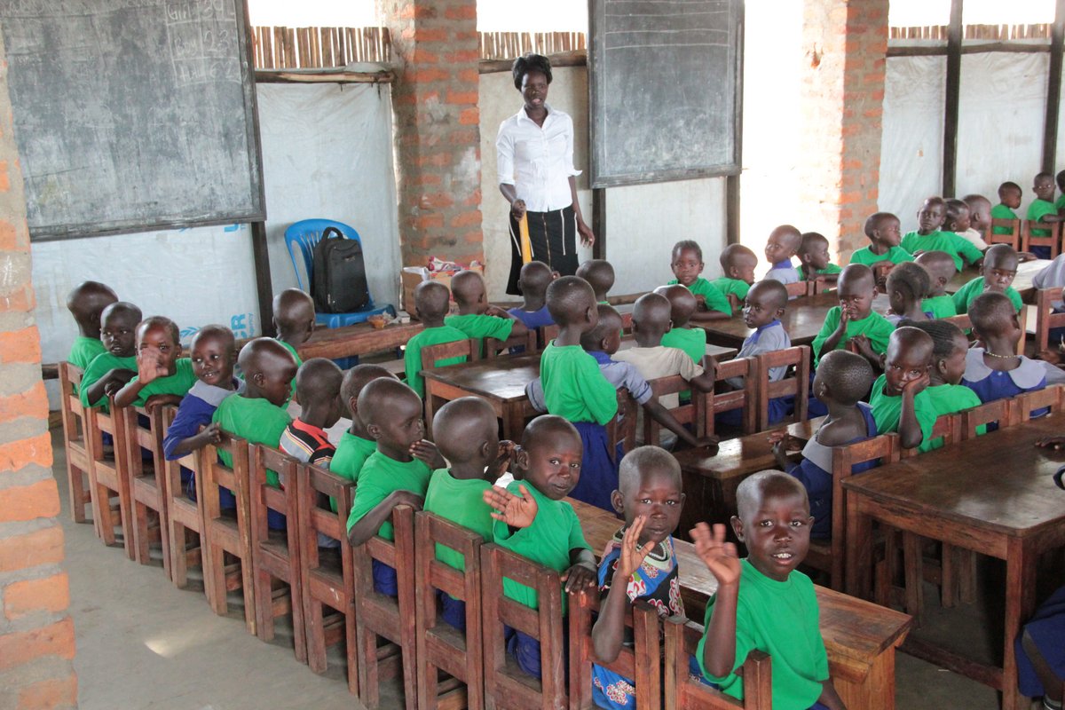 Uganda: Winkende Schulklasse in Palabek
