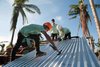 Philippinen: Azubis beim Wideraufbau auf einem Dach