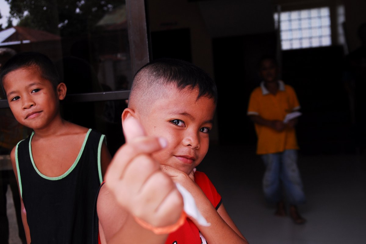 Philippinen: Junge mit Zwille