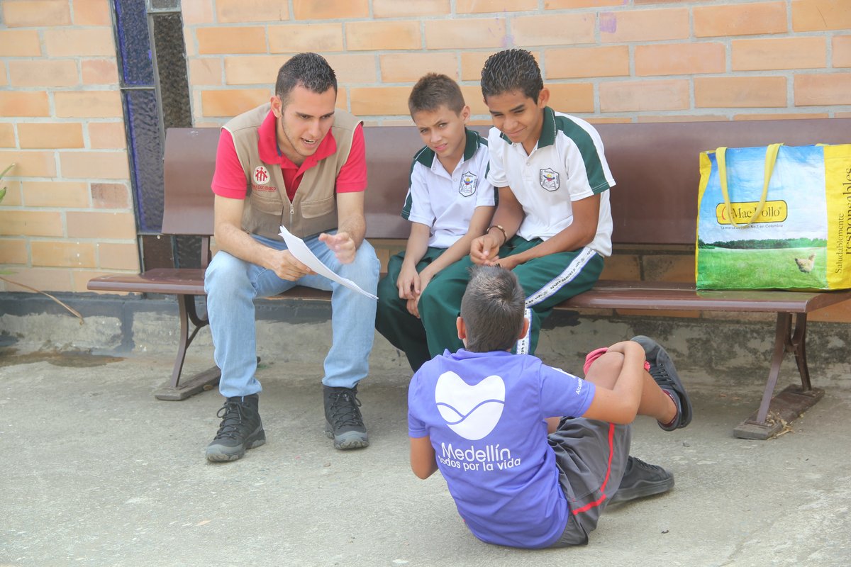 Kolumbien: Betreuender mit Jugendlichen