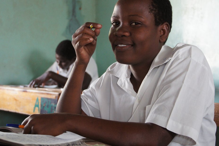 Kenia: Schulmaedchen im Unterricht