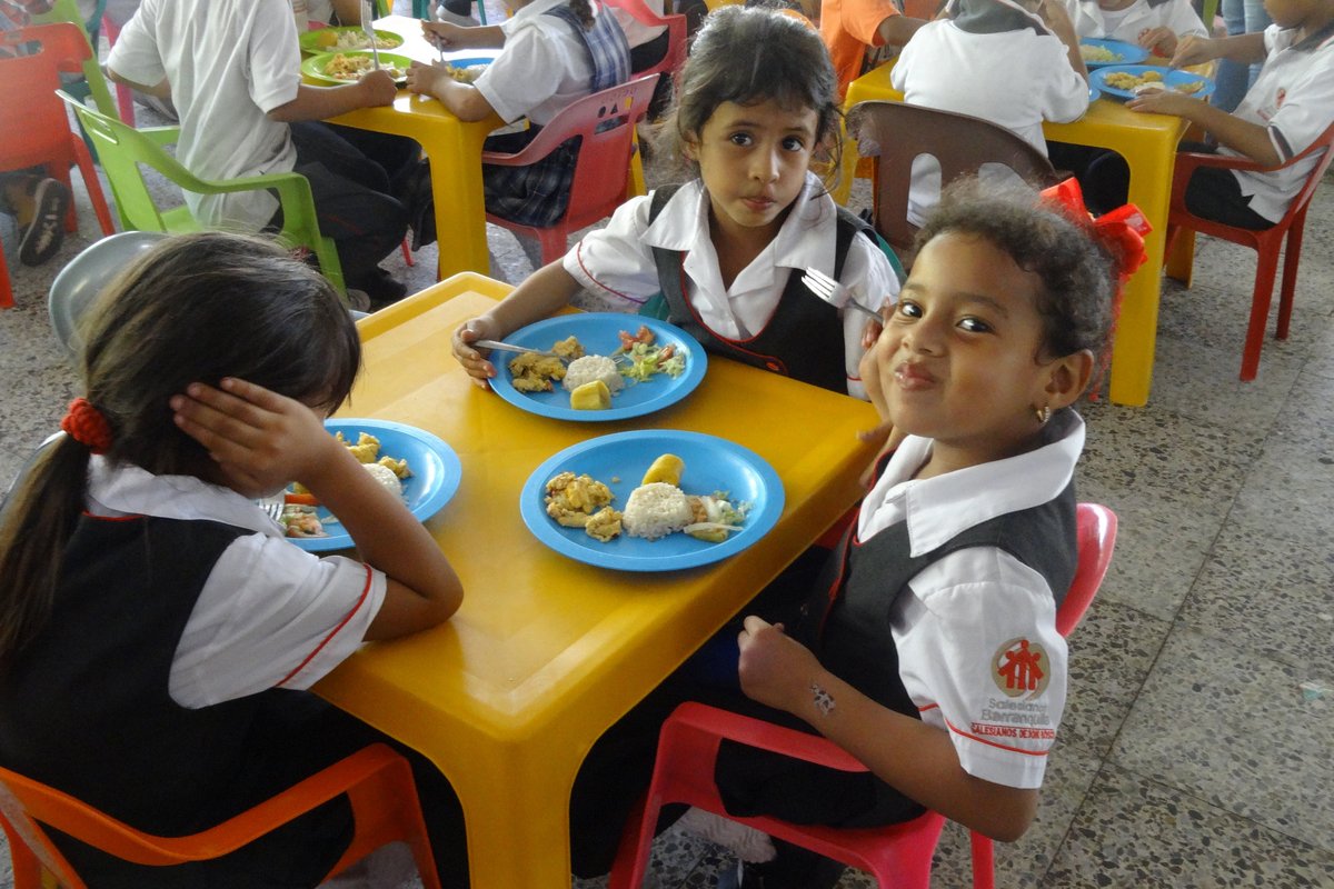 Schulkinder in Bolivien beim Mittagessen