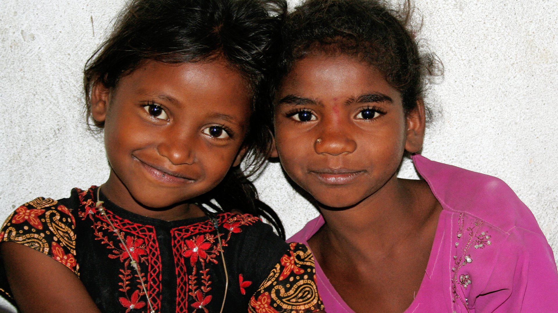 zwei grinsende indische Maedchen