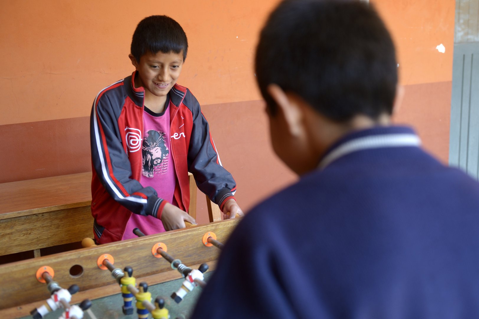 Peru: Jungs am Tischkicker