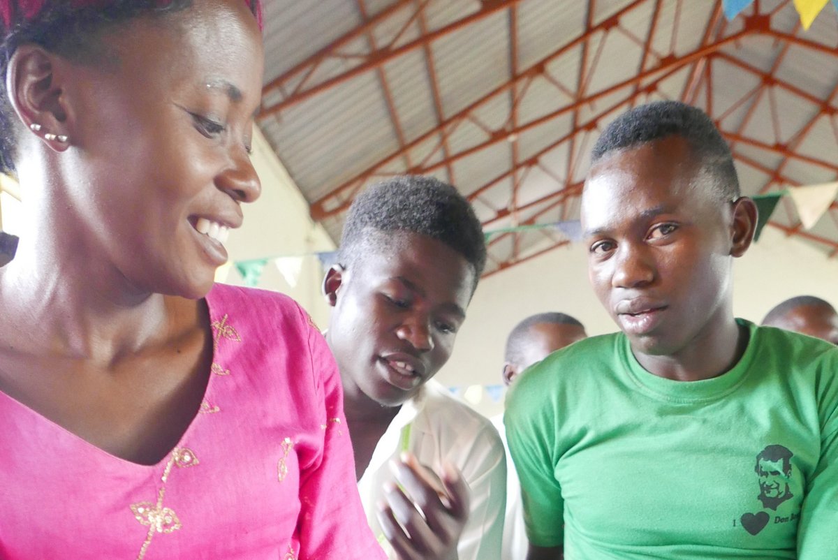 Uganda: Hausaufgabenbesprechung im Bildungszentrum Kamuli
