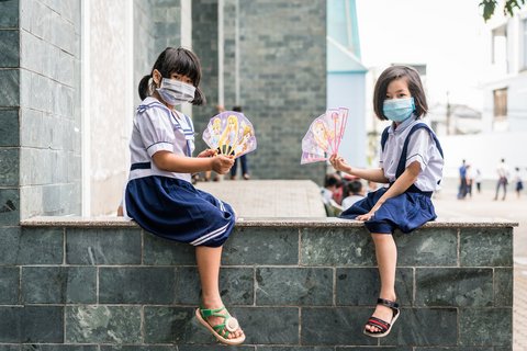 Vietnam: Schülerinnen auf dem Schulhof