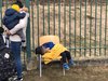 Ukraine: Kind auf der Flucht schläft auf einem Stuhl