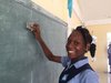 Haiti: Schulmaedchen an Tafel