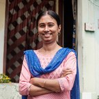 Indien: Jyotimoni vor ihrem Haus