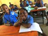 laechelndes Schulmaedchen in Haiti