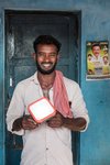 Indien: Mann mit solarbetriebener LED