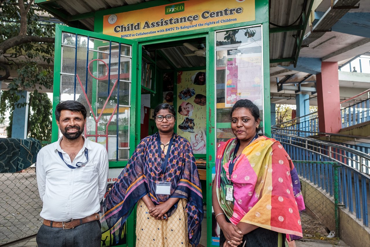 Indien: Don Bosco-Sozialarbeiter Malathesh mit Kolleginnen