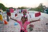 Indien: lachendes Maedchen vor Waescheleine