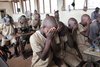 Sierra Leone: Häftlinge des Pademba Gefängnisses sitzen an Nähmaschinen