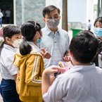 Vietnam: Father Tu mit Schüler:innen