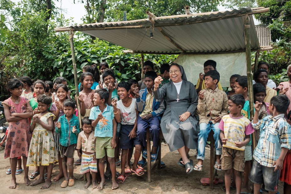 Indien: Schwester Annie umringt von Kindern
